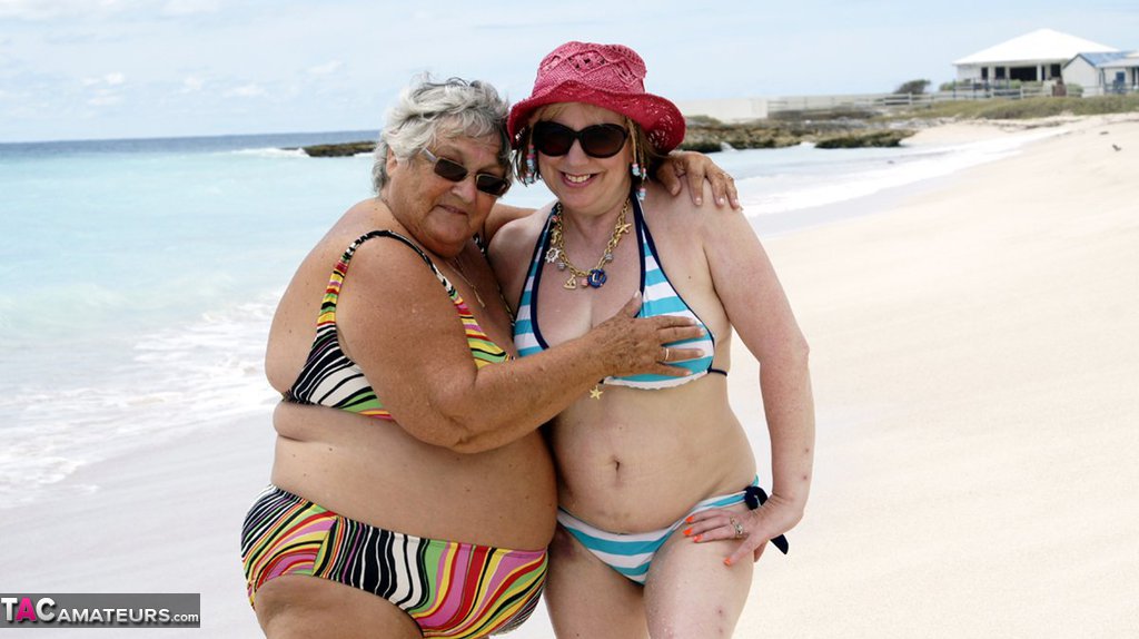 Пожилые нудистки на пляже фото