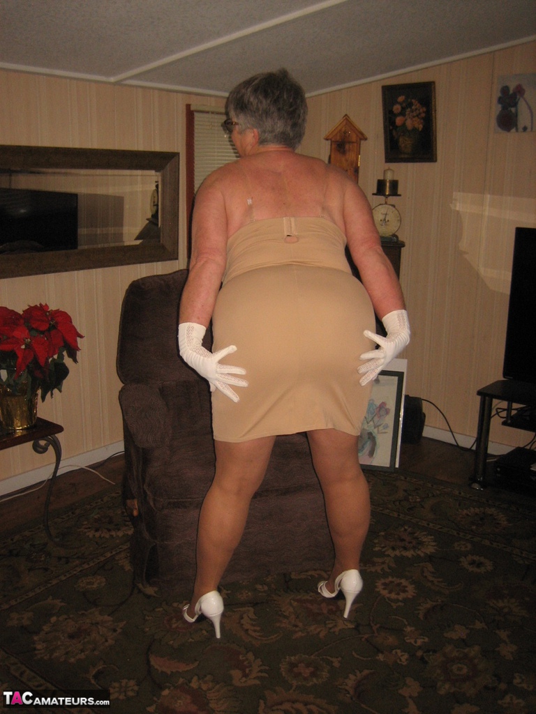 Fat oma girdle goddess strips to tan pantyhose on an island in the kitchen