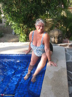 Girdle Goddess. Butt Naked In The Swimming Pool Free Pic 1