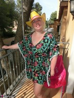 Barby. Flashing On Holiday Free Pic 1