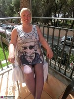 Barby. Flashing On The Balcony Free Pic 1