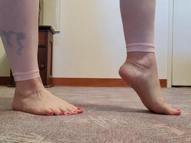 CougarBabe Jolee - Foot Allure HD Video